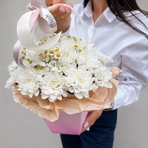 Flower box 'A Gentle Compliment: Chrysanthemums and Tansy'