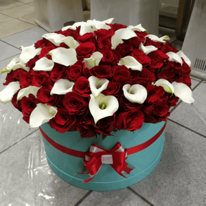 Hat box with flowers 'Roses and Callas in a box'