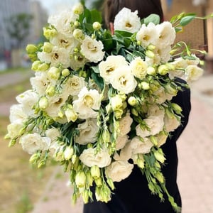 Bouquet of lush eustoma