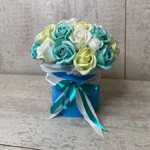 Caja con rosas de jabón azul pálido