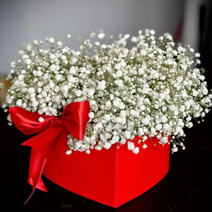 Hat box with flowers 'Gypsophila in a form of heart'