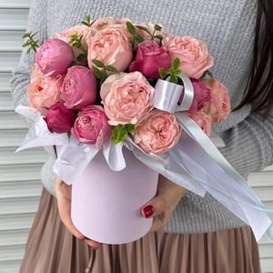 Hat box with flowers 'Peony rose in a hatbox'