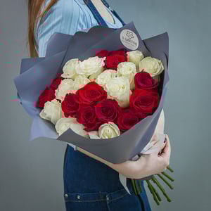 Bouquet '25 red and white roses'