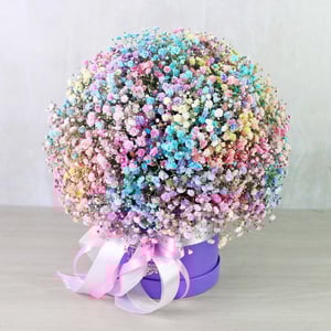 Hat box with flowers 'Colored gypsophila in a hatbox'
