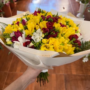 Un bouquet de 100 freesias — un nuage floral délicat qui emplit le cœur de joie et de l'arôme du printemps.