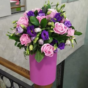 Arrangement 'Hatbox with lisianthus'