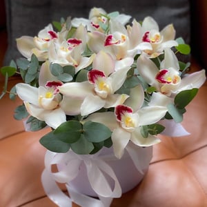 Hat box with flowers 'White butterflies M'