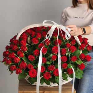 Flower basket 'Basket of 101 Crimean roses'