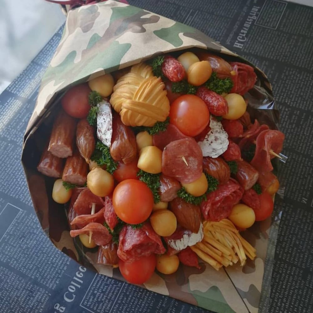 Bouquet of snacks for defenders from 102 $ – Edible Bouquets Delivery ...