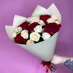 Bouquet 'Red roses and shrub roses'